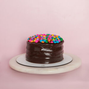 bolo de chocolate com confete colorido