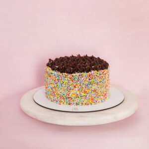 bolo de chocolate com granulado colorido
