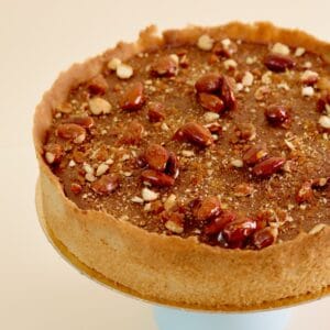 Torta mousse de chocolate e praliné de amêndoas