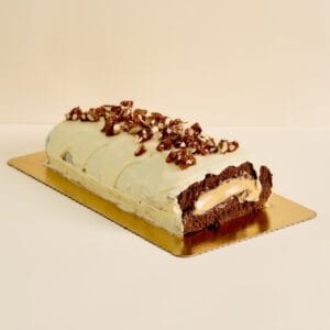 Rocambole de chocolate branco com brigadeiro branco e praliné